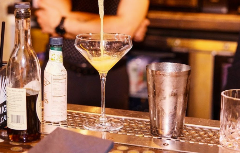 chinatown las vegas speakeasy happy hour cocktail at más por favor